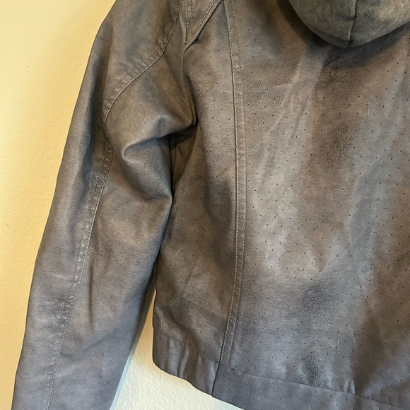 MISS LONDON FAUX LEATHER HOODIE
- WOMEN'S SIZE MEDIUM - Picture 6 of 11